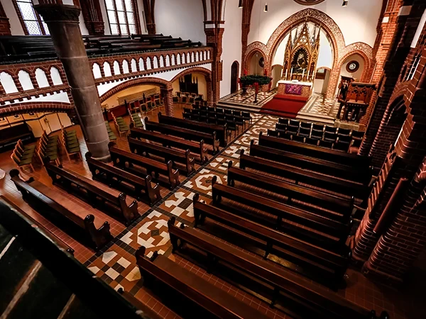 Innenansicht der Johanneskirche mit Blick auf Altar und Kirchenbänke