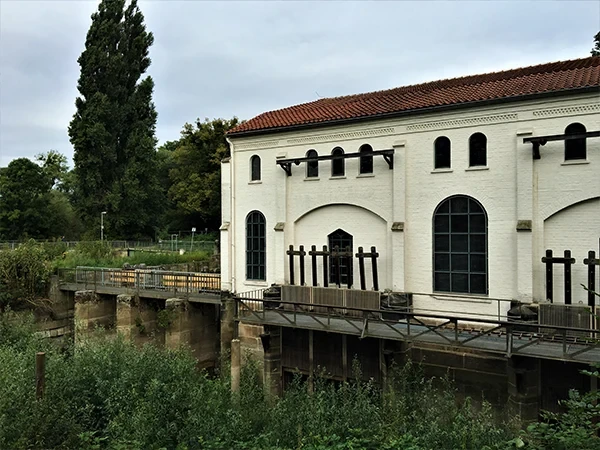 Altes Wasserkunst-Gebäude mit historischem Bauwerk und grüner Umgebung