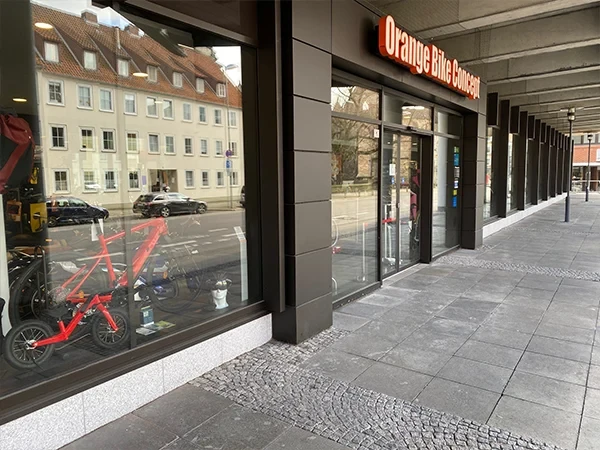 Fahrradladen Orange Bike Concept mit Schaufenster und Fahrrädern in der Auslage
