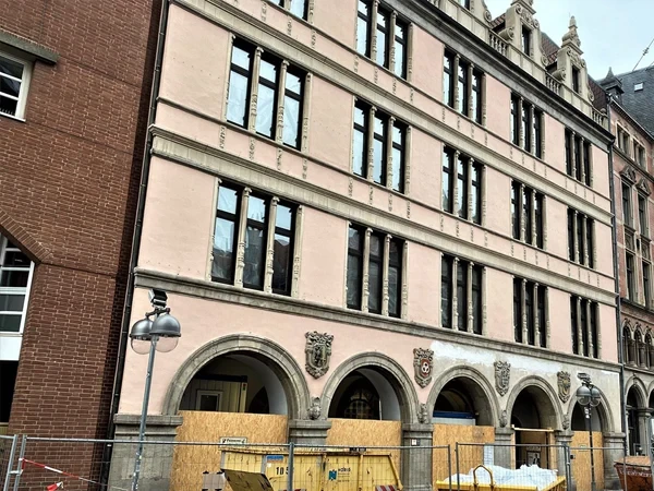 Fassade des Landtags Niedersachsen während Bauarbeiten