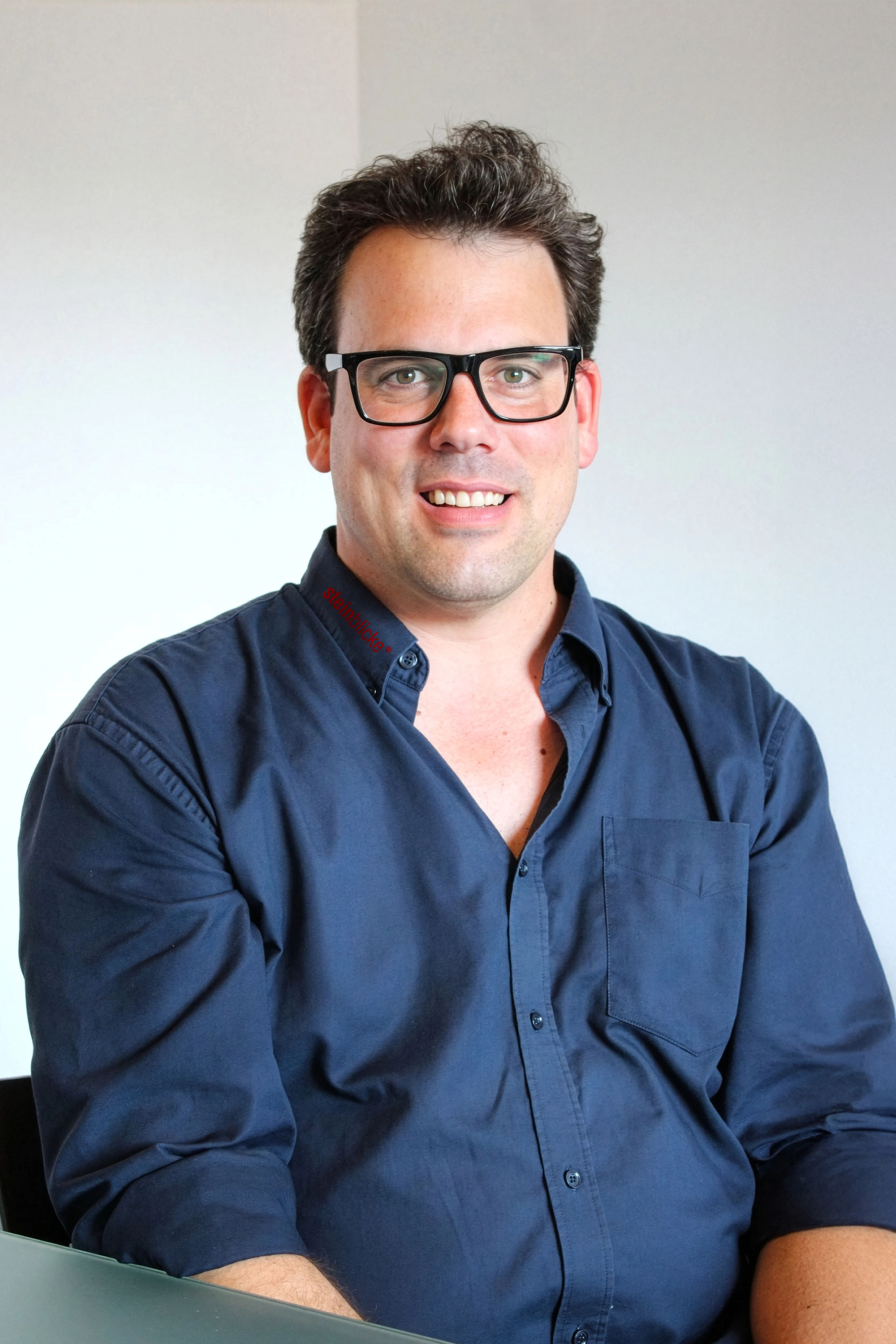 Porträt von Christo Costerus in dunkelblauem Hemd