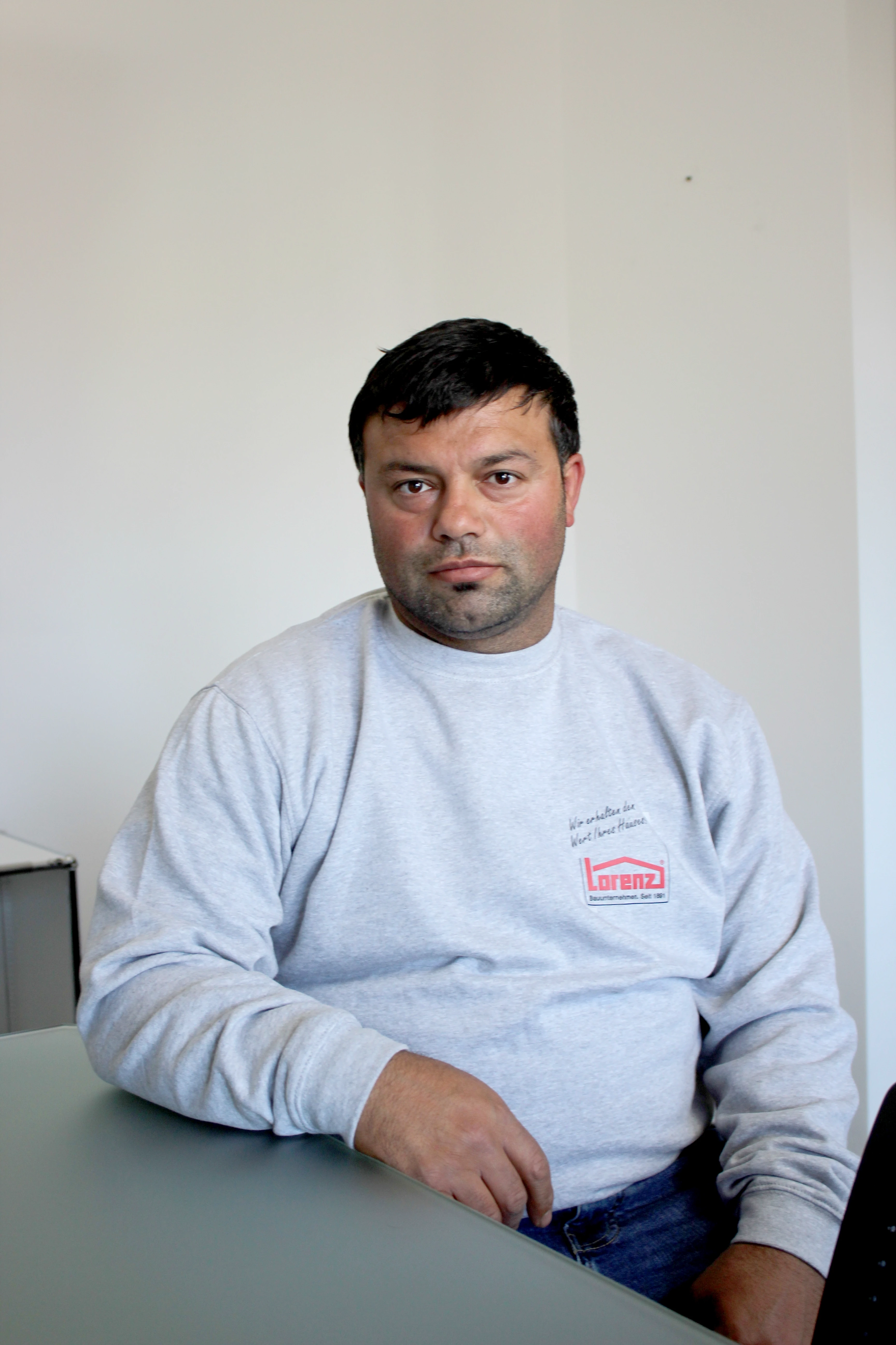 Ali Donma im Portrait mit Lorenz Bauunternehmen Pullover