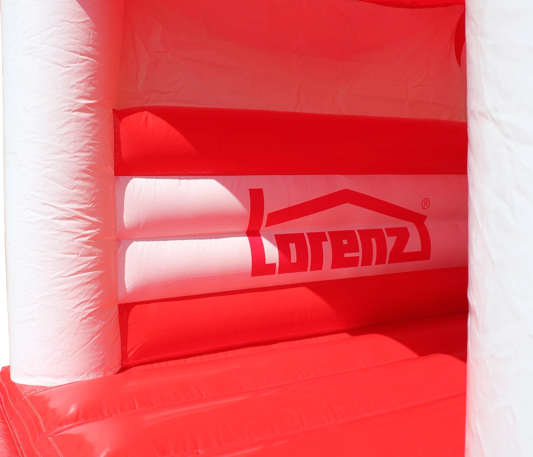 Hüpfburg mit Lorenz-Logo in Rot und Weiß