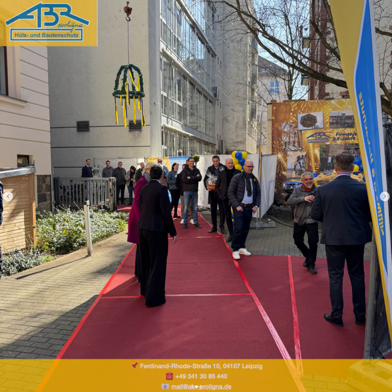 25 Jahre ABR Proligna Holz- und Bautenschutz – Einlass zur Jubiläumsfeier in Leipzig Einlass zur Festlichkeit zum 25-jährigen Jubiläum von ABR Proligna Holz- und Bautenschutz in Leipzig, roter Teppich und dekorierte Außenfläche.