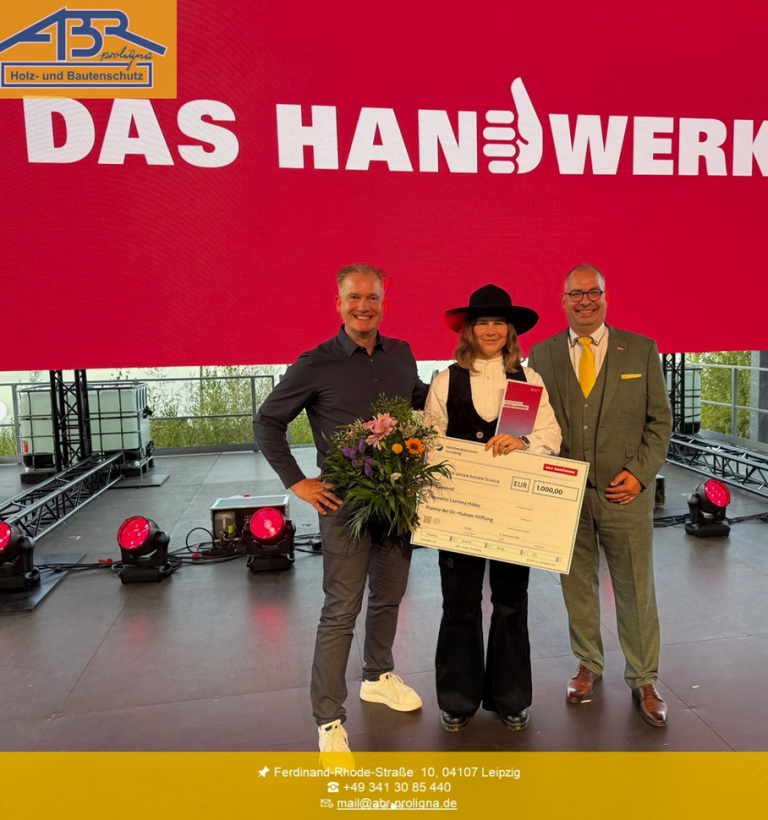 Auszeichnung von Azubi Corinna Hibbe bei der Gesellenfreisprechung der HWK Leipzig mit Geschäftsführer Matthias Brunner von ABR Proligna auf der Bühne