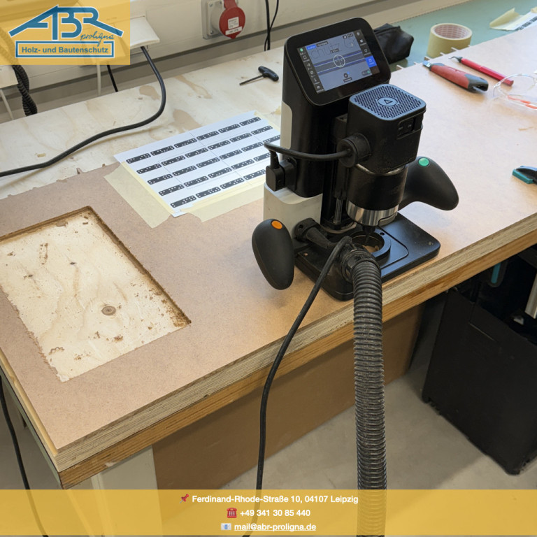 ABR Proligna Holz- und Bautenschutz Fräsvorlage mit moderner CNC-Fräse auf Werkbank in Leipzig