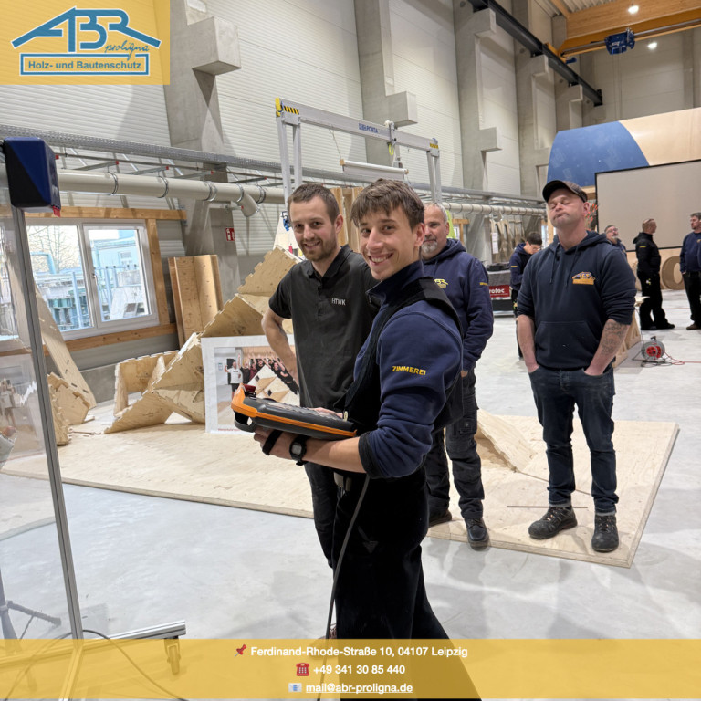 ABR Proligna Holz- und Bautenschutz, Mitarbeiter bei der Arbeit in einer Werkhalle in Leipzig