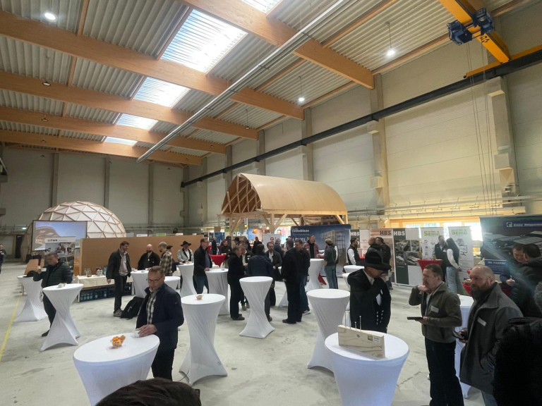 5. Leipziger Holzbautag 2024 in moderner Messehalle mit Ausstellern und Besuchern