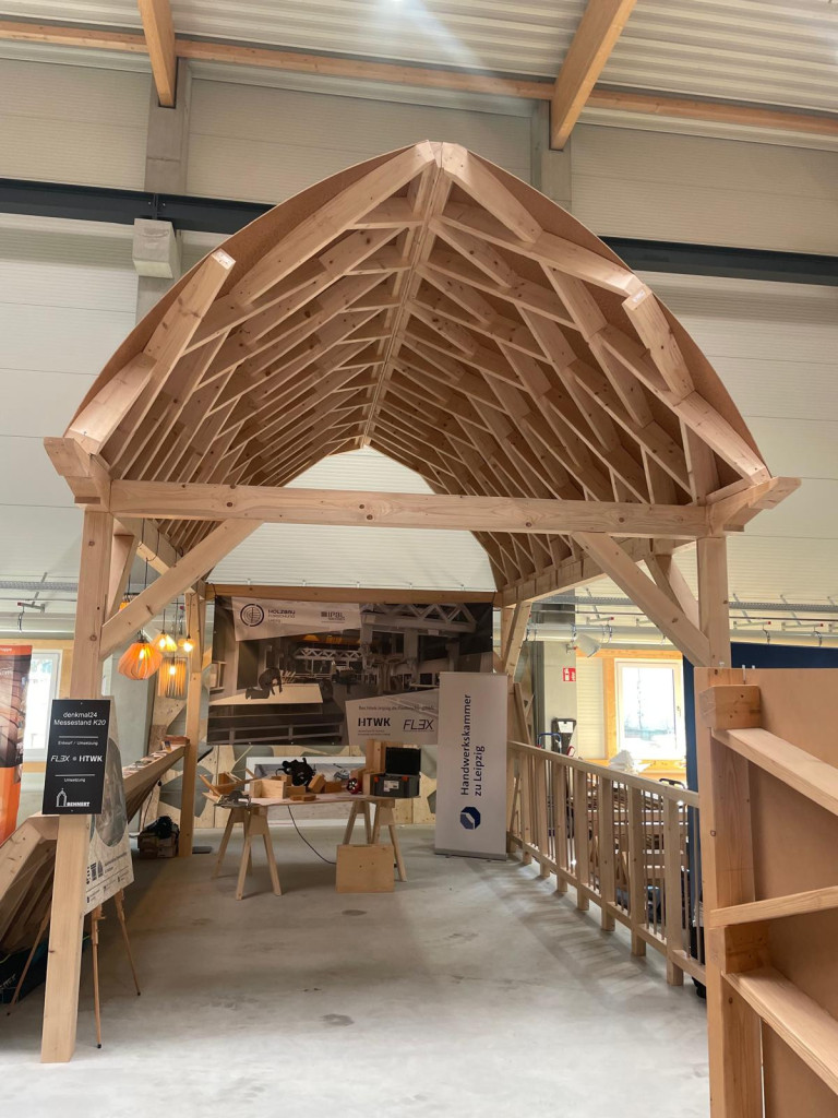 Holzbau-Ausstellung auf dem 5. Leipziger Holzbautag mit HTWK und Handwerkskammer Leipzig