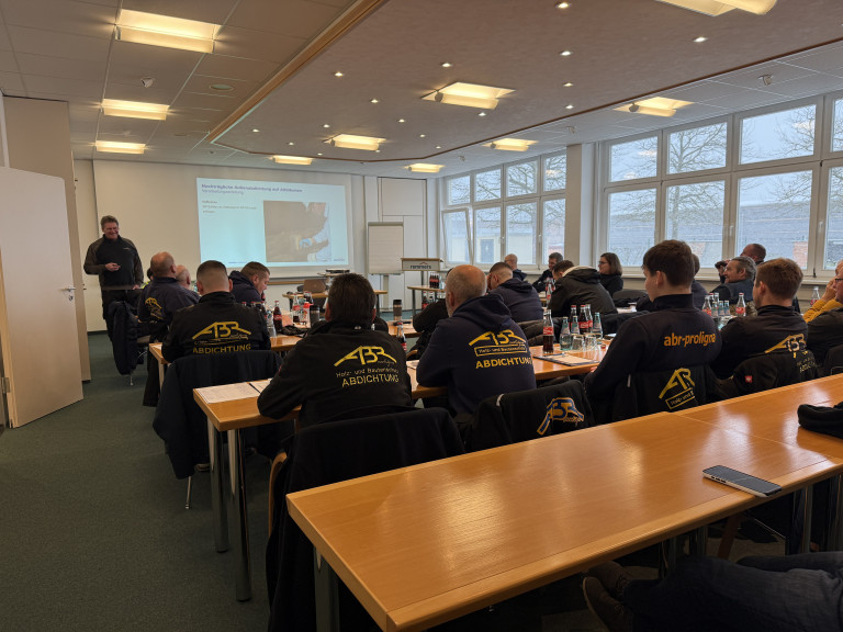 Schulung der Firma ABR Abdichtung im Seminarraum mit Teilnehmern und Präsentation