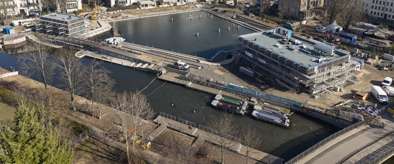 Luftaufnahme einer Baustelle an einem Hafenbecken mit Stegen und Bauarbeiten, Dateiname 26101-l2090