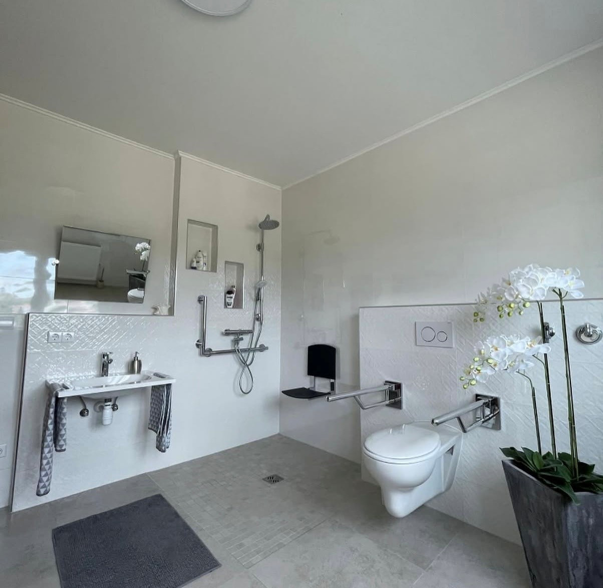 Barrierefreies Badezimmer in Kijevo mit ebenerdiger Dusche und Haltegriffen im Erdgeschoss