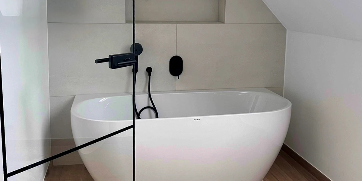 Modernes Badezimmer mit freistehender Badewanne und schwarzer Armatur – bg-bad5-mobile