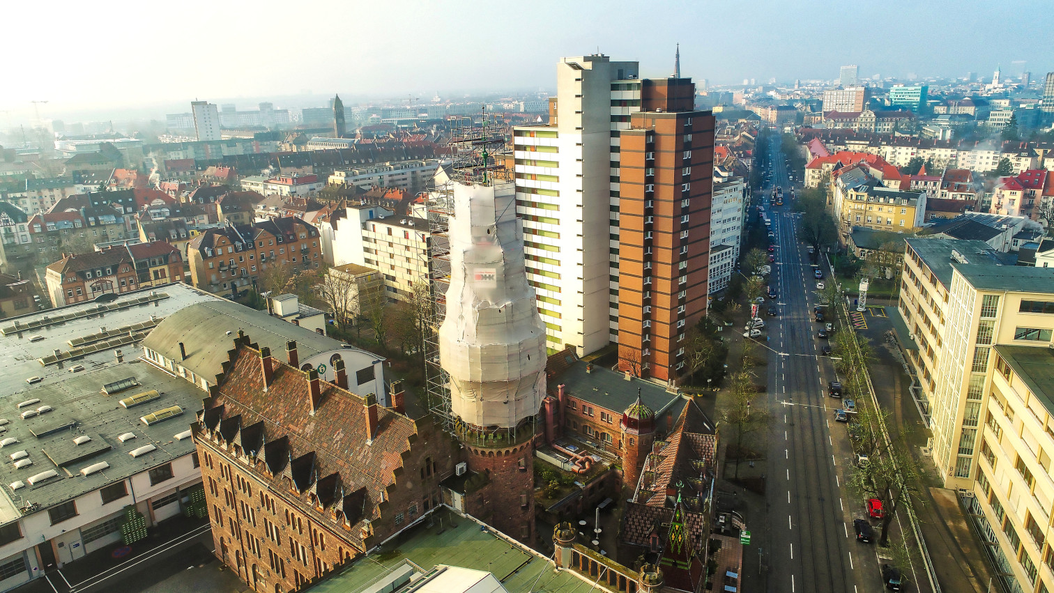 Hoepfner Turm in Karlsruhe während Sanierungsarbeiten, Luftaufnahme mit umliegenden Gebäuden