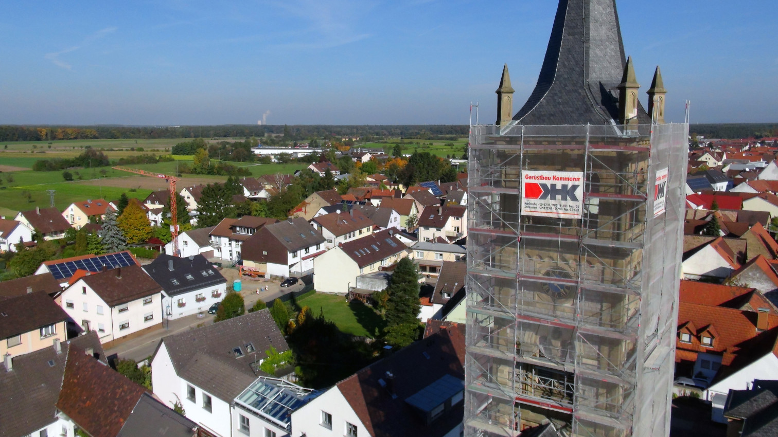 Kirche in Neuthard mit Gerüstbau Kammerer, Luftaufnahme des Ortszentrums