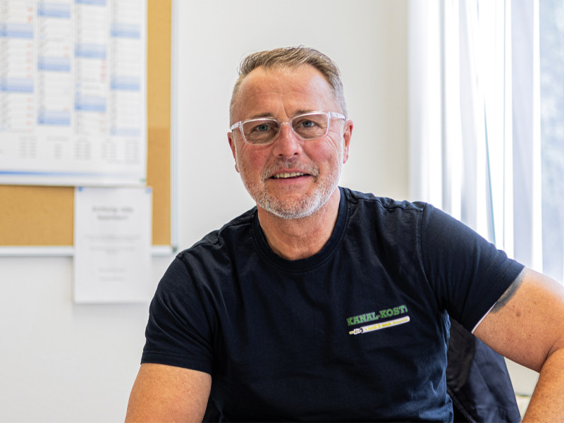 Porträt von Ralf im Büro Portrait von Ralf im Büro mit Kanal-Kost T-Shirt