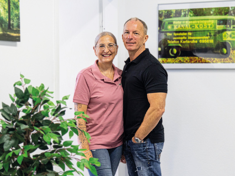 Porträtfoto für Web-Layout: Paar im Büro mit Wandbild und Pflanze Porträt eines Paares im modernen Büro mit Wandbild und Pflanze, geeignet für Web-Layout