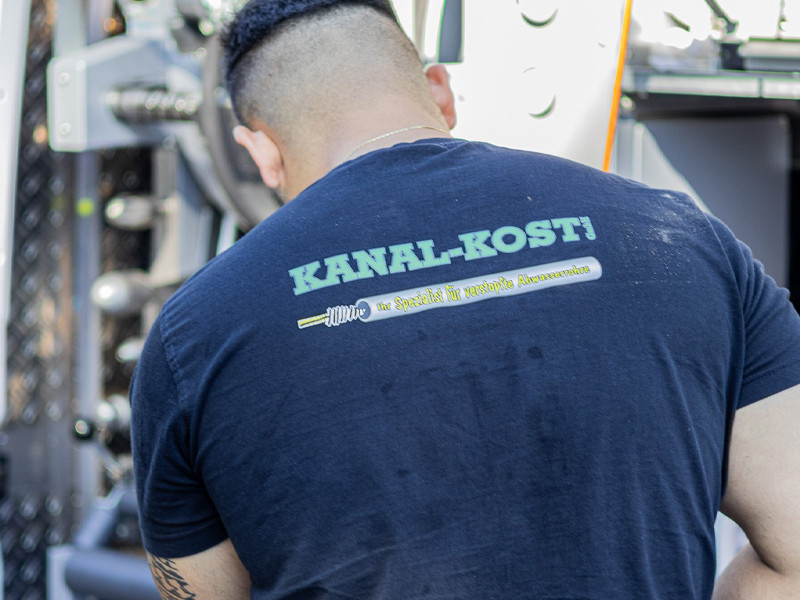 KANAL-KOST: Spezialist für verstopfte Abwasserrohre – Mitarbeiter im Einsatz Mitarbeiter von KANAL-KOST bei der Arbeit – Spezialist für verstopfte Abwasserrohre
