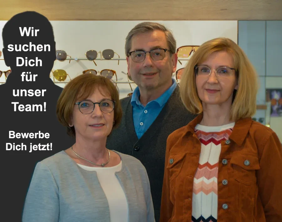 Teamfoto von Brille Linse vor einer Wand mit Brillen, Gruppenbild des Teams