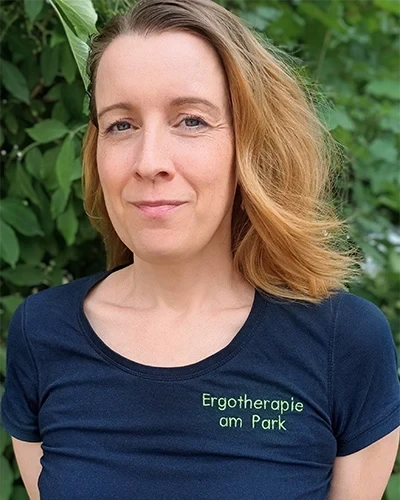 Theresa Pfeifer von Ergotherapie am Park vor grünen Blättern