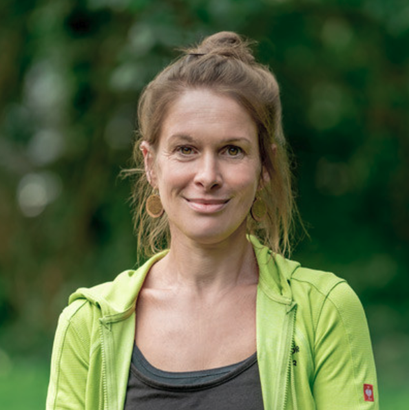 Anja Hedicke im Freien mit grnem Hintergrund