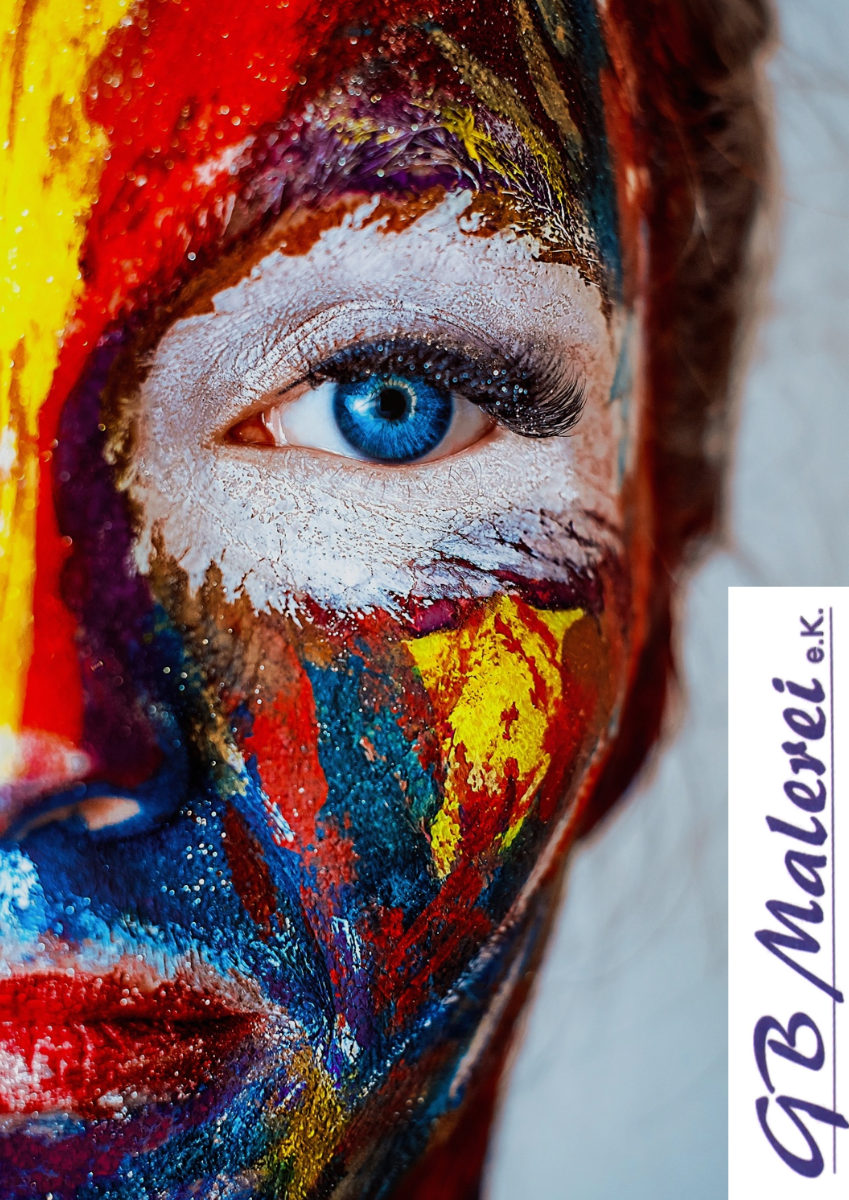 Nahaufnahme eines Gesichts mit bunter Gesichtsbemalung und blauem Auge, rechts daneben das Logo von Malerei e.K.