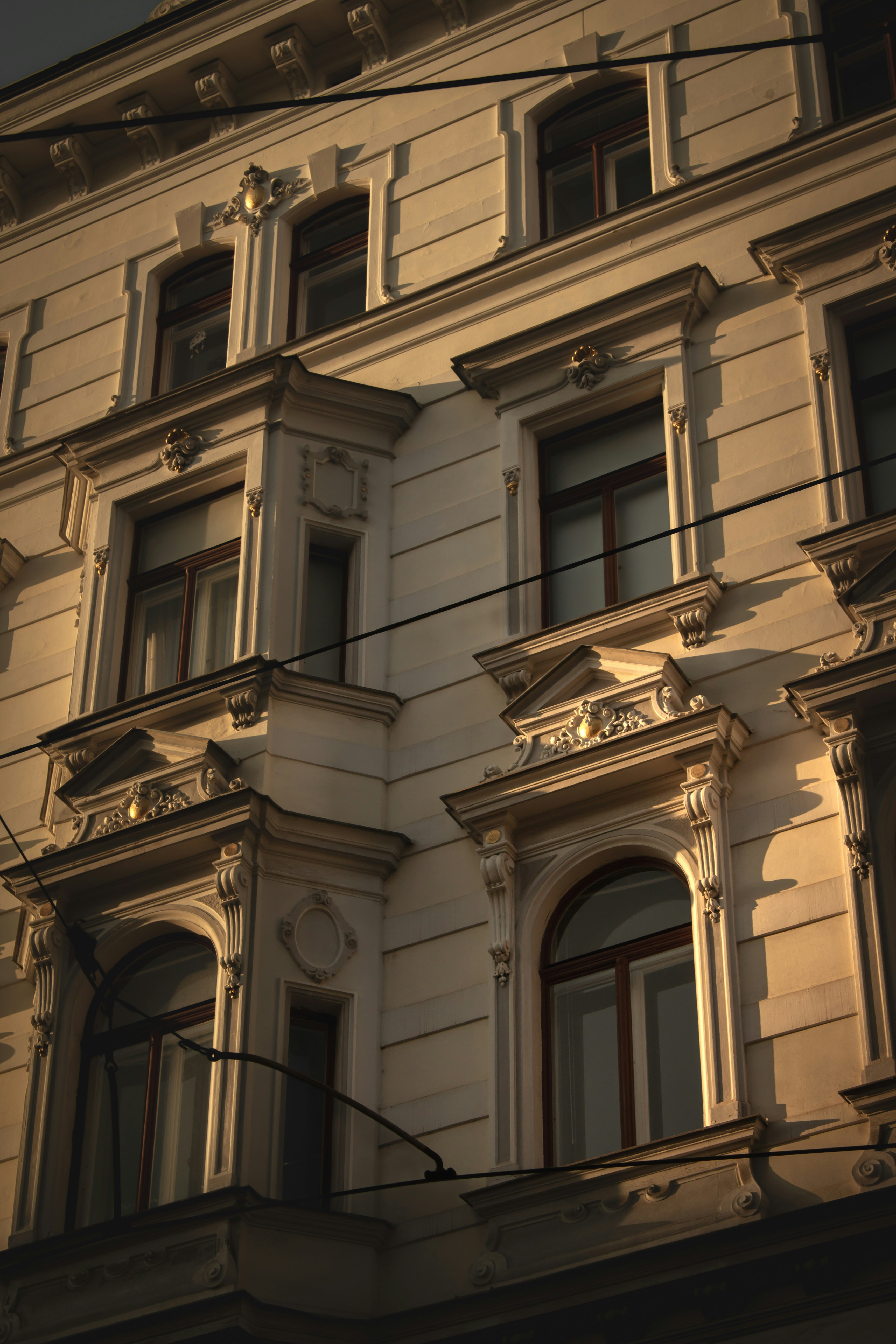 Detailaufnahme einer Fassade eines Neubaus mit architektonischen Verzierungen