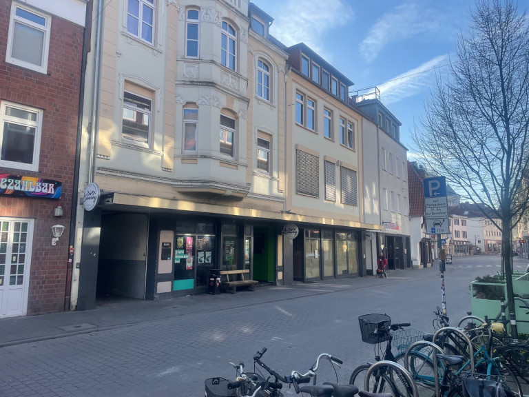 Straßenszene mit historischen Gebäuden und Fahrradständern in einer deutschen Innenstadt
