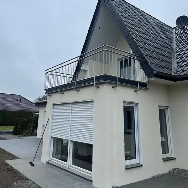 Modernisiertes Einfamilienhaus nach Renovierung mit neuem Balkon und frischer Fassade