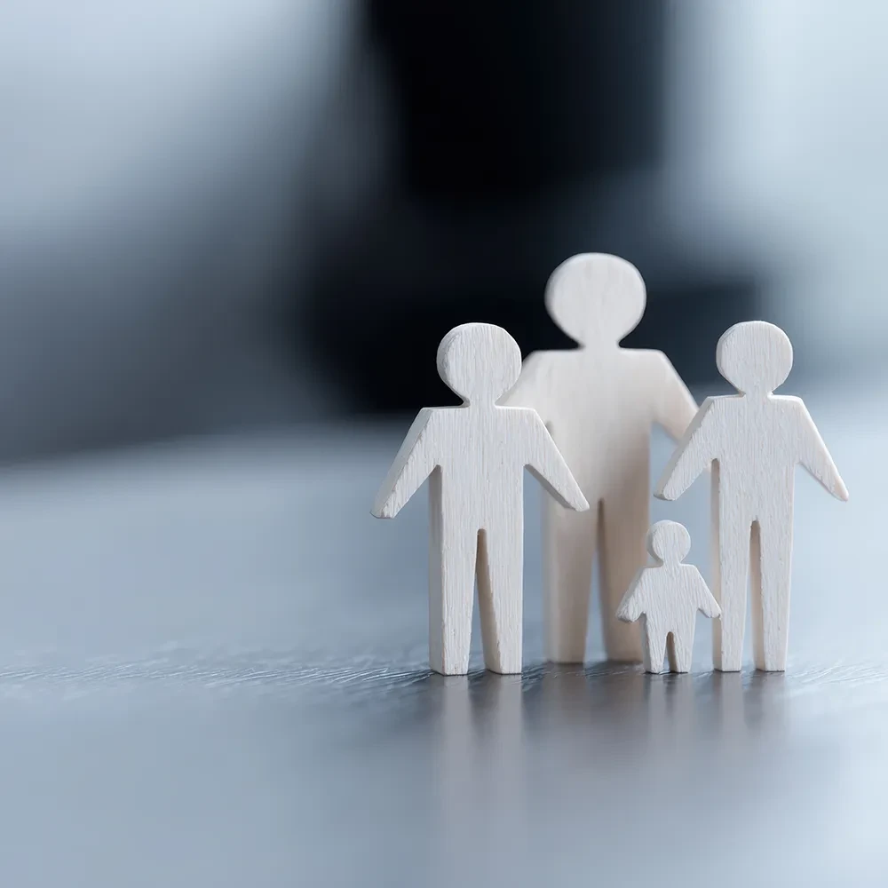 Holzfiguren einer Familie symbolisieren das Familienrecht