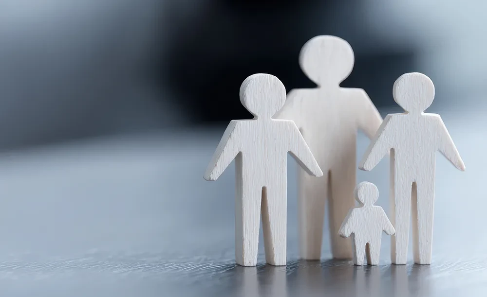 Symbolbild Familie aus Holzfiguren für Familienrecht