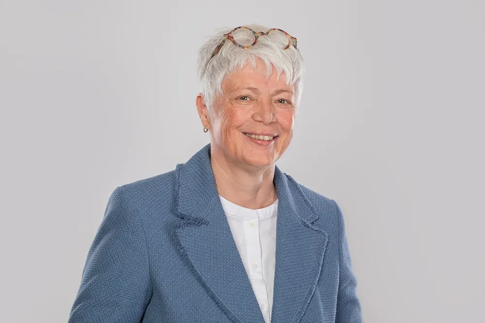 Porträt von Frau Anke Wagener in blauer Jacke