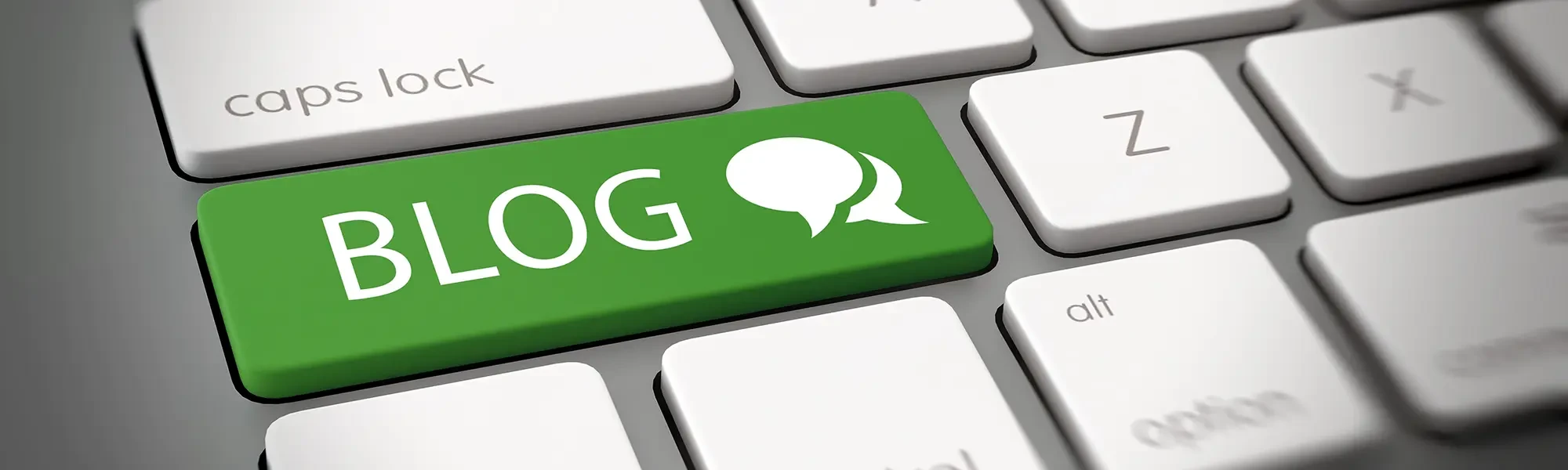 Grüne Blog-Taste auf einer Computertastatur mit Sprechblasen-Symbol Grüne Blog-Taste auf einer Computertastatur