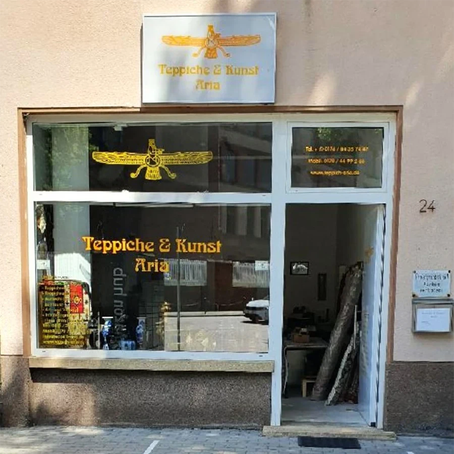 Gebäude von Teppiche & Kunst Aria mit Schaufenster und Eingang