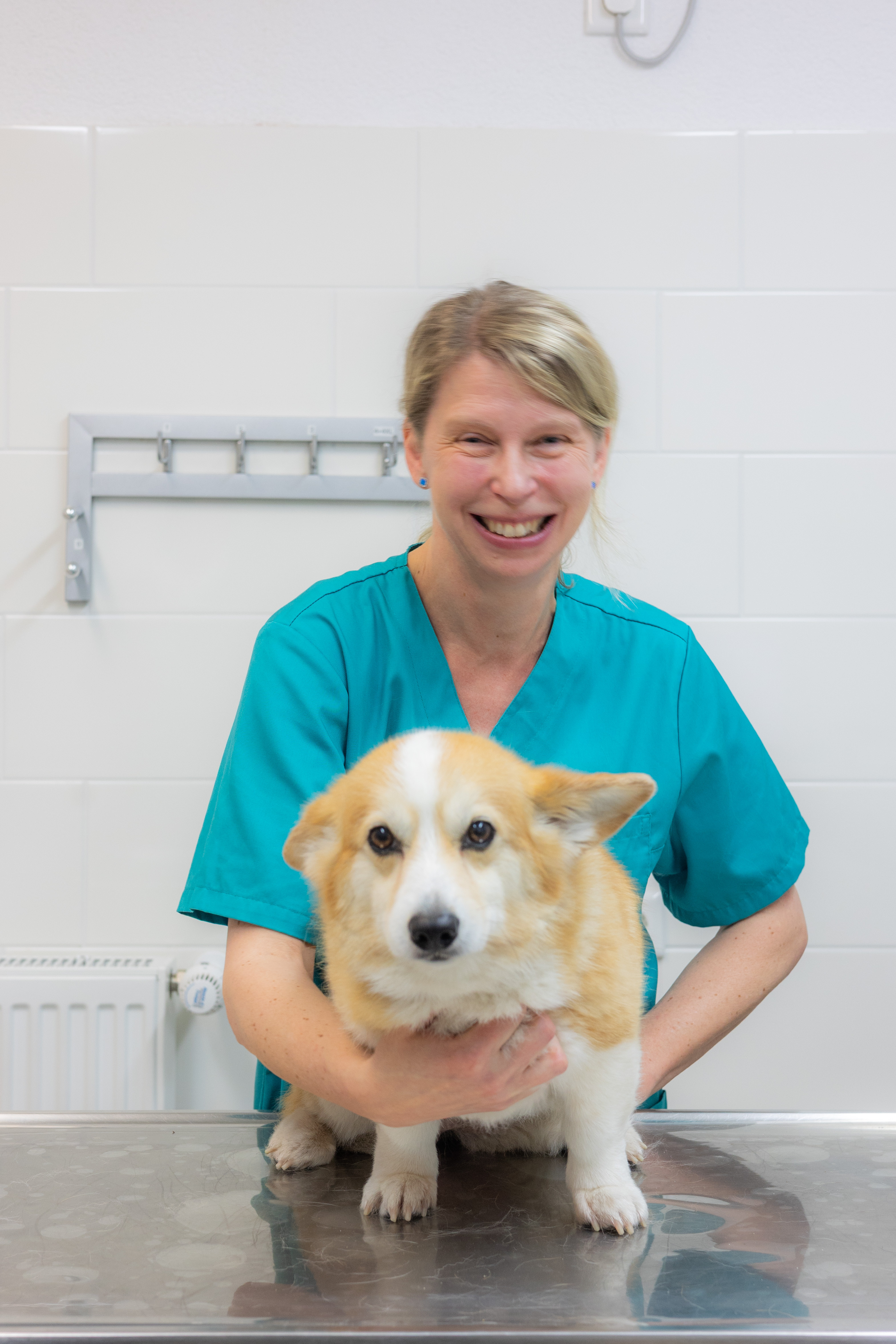 Teammitglied Frau Schneider als Tierärztin mit Hund in der Praxis