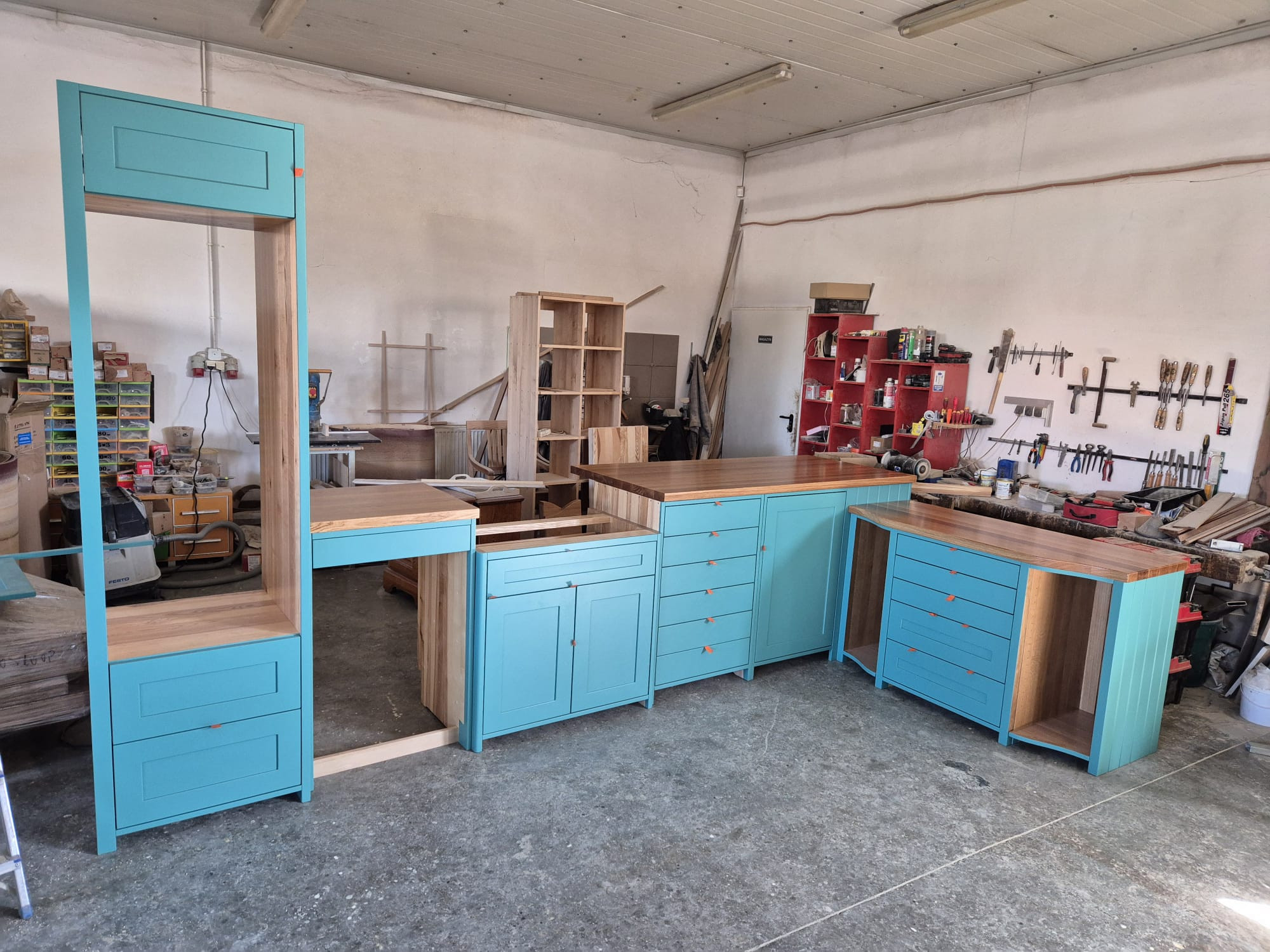 Werkstatt mit blauen Holzmöbeln und Werkzeugen Werkstatt mit blauen Holzmöbeln und Werkzeugen
