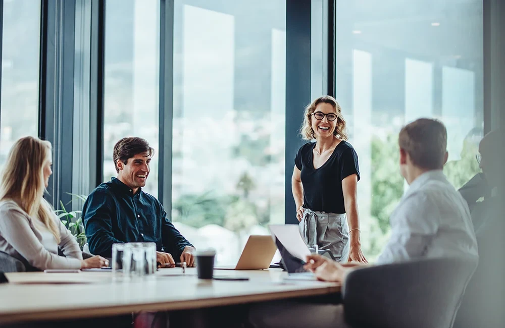 Teammeeting in moderner Unternehmensberatung mit Business-Experten am Konferenztisch