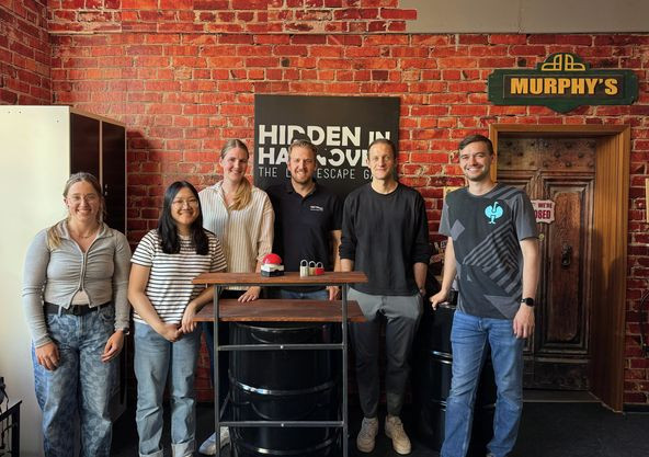 Teamfoto im Escape Room Hidden in Hannover am 13.05.2025 Gruppe im Escape Room Hidden in Hannover am 13. Mai 2025