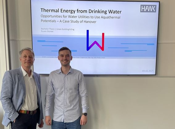 Ruven Stunkel Bachelorarbeit Präsentation mit Wolf Weiskopf zur Aquathermie an der HAWK Hannover Ruven Stunkel und Wolf Weiskopf bei der Bachelorarbeit Präsentation zur thermischen Energiegewinnung aus Trinkwasser an der HAWK Hannover