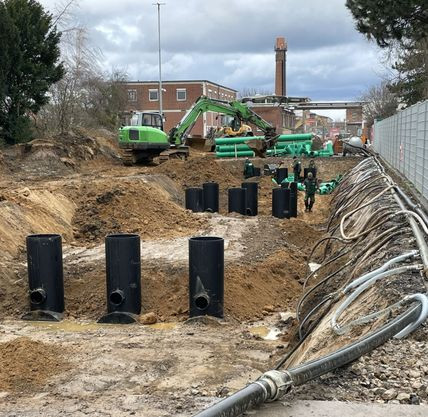 RFS Sedimentationsanlage Baustelle im Januar 2025 – Bauarbeiten und Installation Bau einer RFS Sedimentationsanlage im Januar 2025 mit Bagger und Rohrleitungen auf einer Baustelle