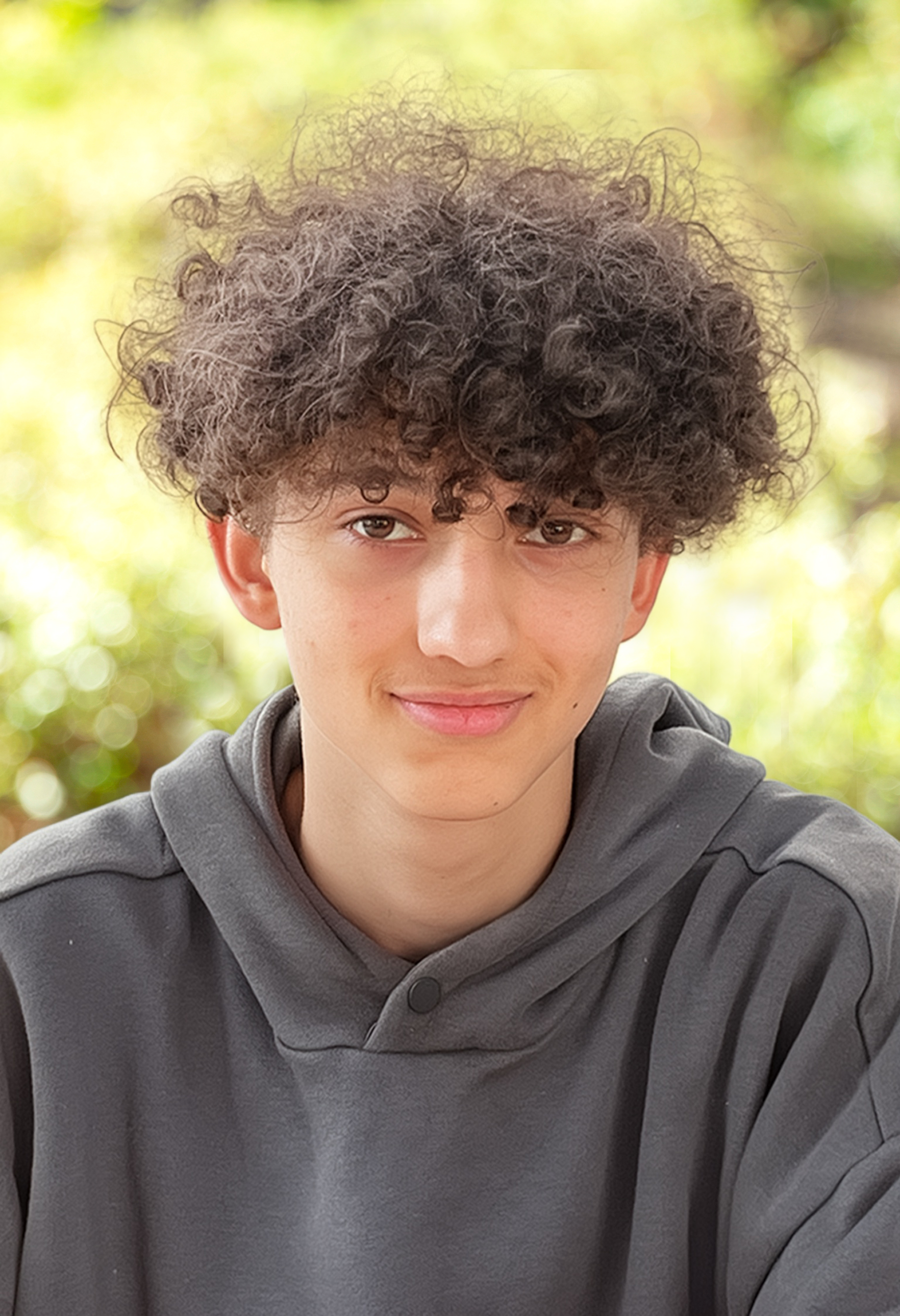 yl-ww-hintergrund – Person mit lockigen Haaren im Freien Person mit lockigen Haaren vor unscharfem Hintergrund, yl-ww-hintergrund
