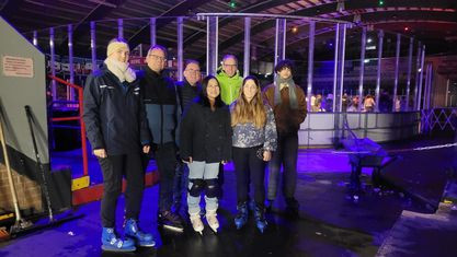 Gruppe von Menschen bei der Eisdisco am 27. November 2025 auf einer Eislaufbahn