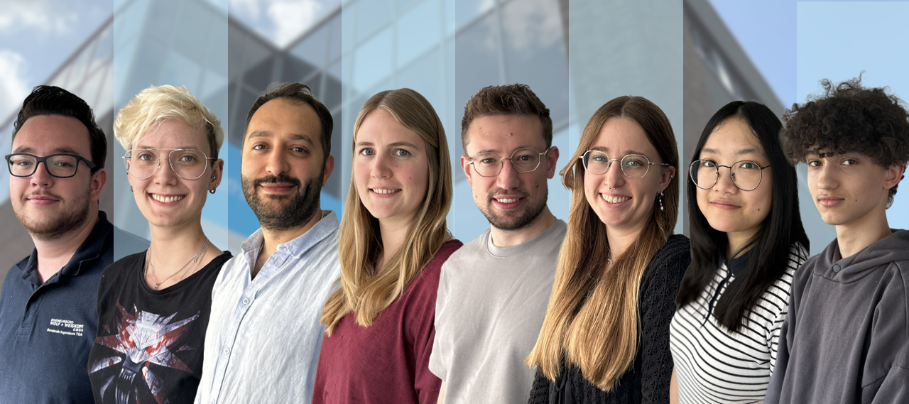 Teamfoto vor modernem Bürogebäude – neues Bild Slider Version 2