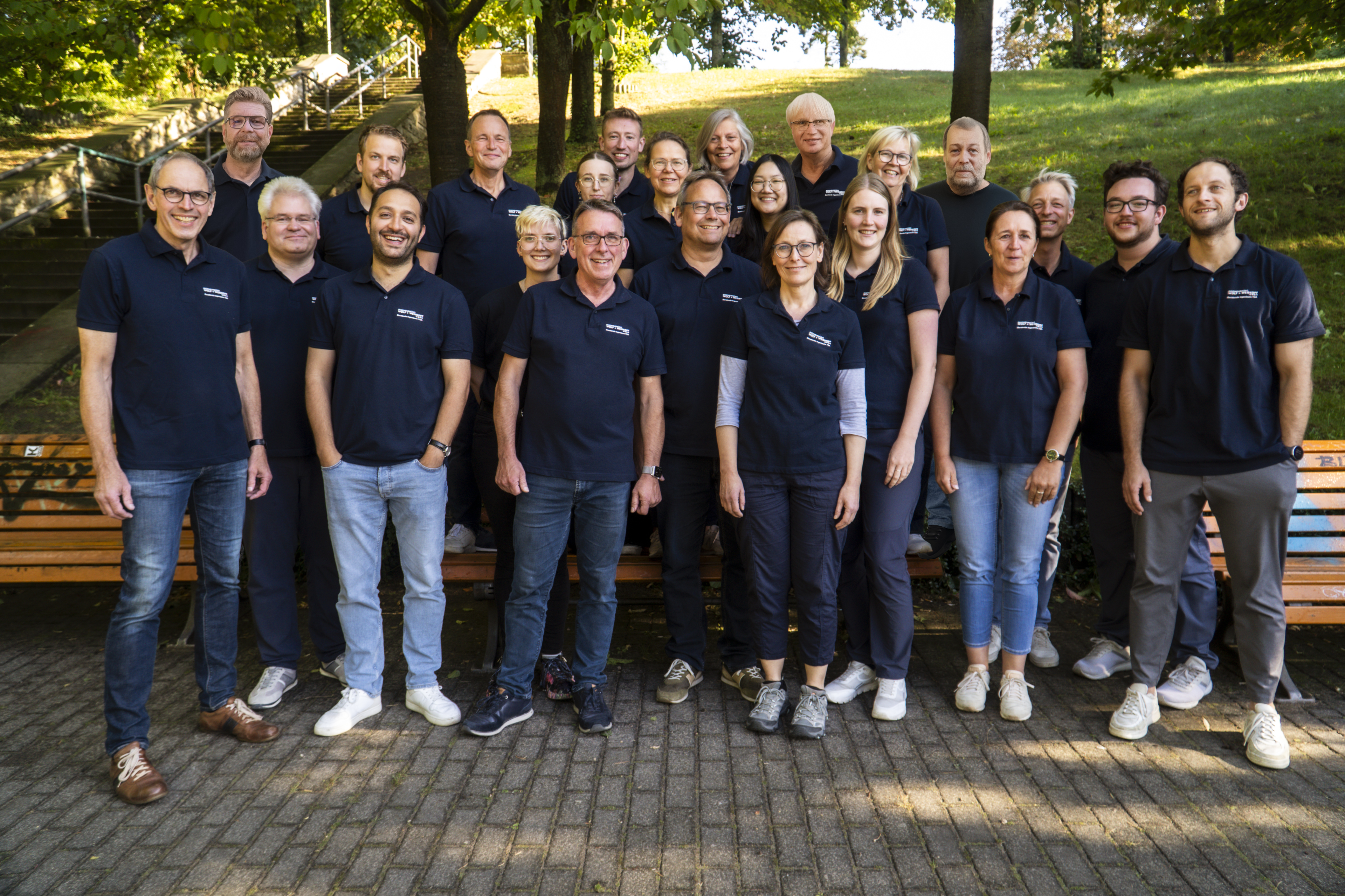 Gruppenfoto vom WW Büroausflug mit dem gesamten Team im Freien