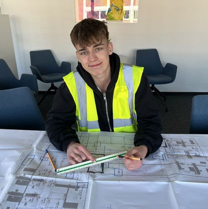 Praktikant Timo Sokac arbeitet am 09.03.2026 an Bauplänen im Büro