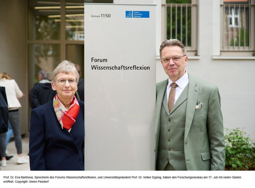 Eröffnungsfeier des Forums Wissenschaftsreflexion an der Leibniz Universität Hannover am 17. Juni 2026, zwei Personen vor dem Gebäudeschild