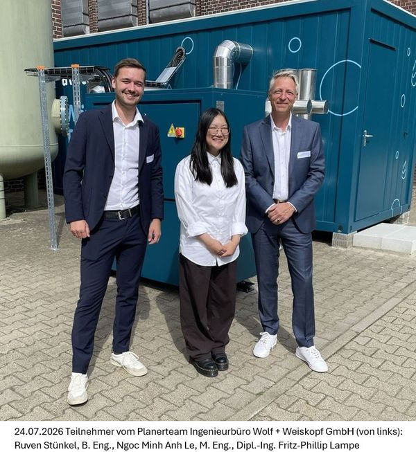 Eröffnung Energie aus Trinkwasser bei Avacon in Lüneburg am 24.07.2026, Teilnehmer vor technischer Anlage