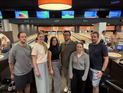 Die Future Division von Wolf Weiskopf geht am 30.09.2026 gemeinsam bowlen – Gruppenfoto vor den Bowlingbahnen.