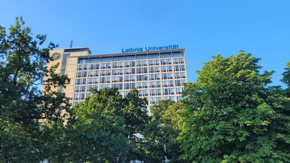 Conti-Hochhaus Hannover der Leibniz Universität am 13. Oktober 2026 bei blauem Himmel und umgeben von Bäumen