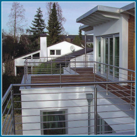 Moderne Metallbau-Leistungen: Edelstahlgeländer auf Balkon eines Wohnhauses